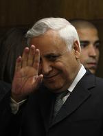 Voldtægtsforbryder. Moshe Katsav forlader retten i Jerusalem, hvor han er blevet kendt skyldig i voldtægt. 