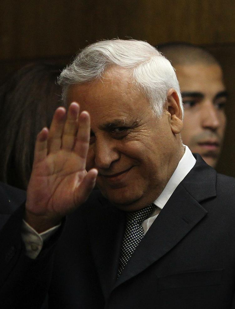 Voldtægtsforbryder. Moshe Katsav forlader retten i Jerusalem, hvor han er blevet kendt skyldig i voldtægt. 