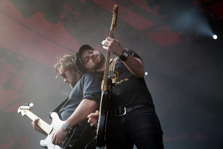 indtjening. Musikerne skal op på scenen, hvis de vil tjene penge. Seneste tal fra musikbranchen spår cd'en en ussel fremtid. Her er det Dizzy Mizz Lizzy der trykker den af . 
