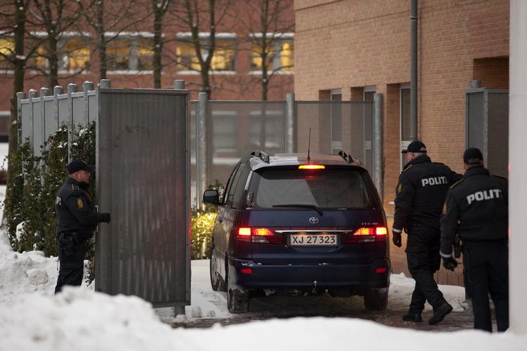 Tre af de i alt fem terrorsigtede fremstilles i grundlovsforhør i Glostrup. Mændene nægter sig skyldige. 