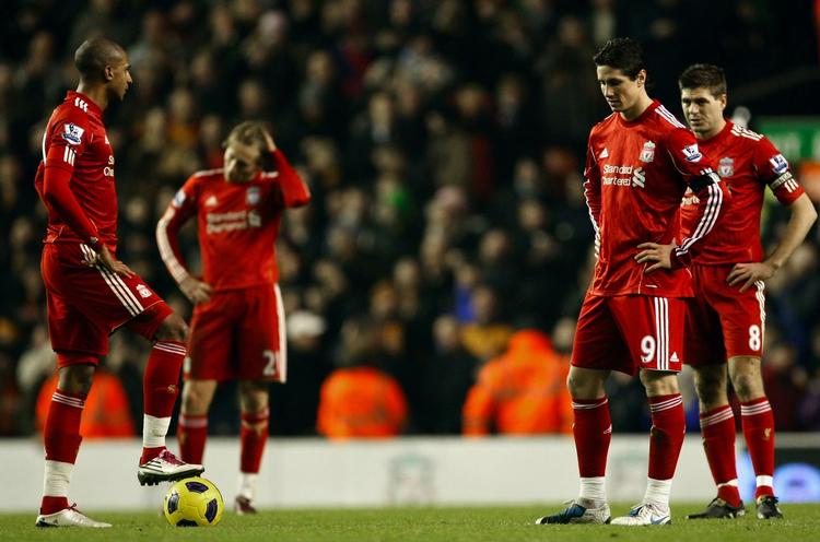 nedtur. Steven Gerrard og Fernando Torres (yderst t.h.) skuffede igen. 