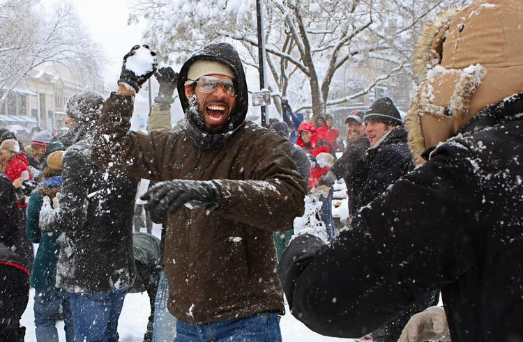 Angreb! Det er ikke bare i Berlin, de kan lide at arrangere store sneboldkampe. Billedet er fra februar, hvor flere hundrede kastede sne på hinanden i DuPont Circle i Washington. 