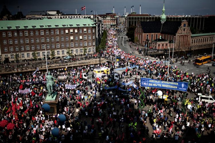 PROTEST. Fagbevægelsen arrangerede store demonstrationer i forbindelse med regeringens halvering af dagpengeperioden og såkaldte genopretningspakke. 3F vil nu bruge alle kræfter på at stoppe Løkkes efterlønsplaner. 