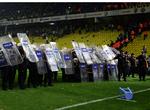dagligdag. Tyrkisk politi kommer ofte på overarbejde i forbindelse med fodboldkampe. Her beskytter de sig mod en regn af skyts sendt af sted fra Fenerbahce-tilhængernes afsnit på stadion i Istanbul. 