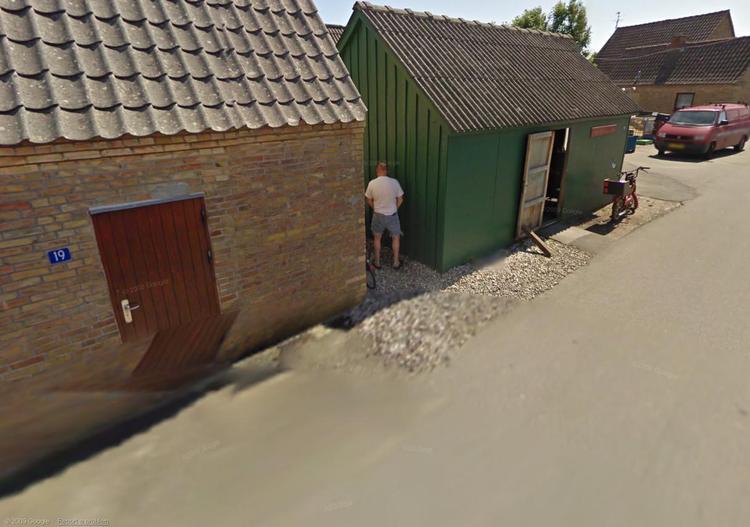 TRÆNGENDE. Dette billede fra Værftsvej i Bagenkop på det sydlige Langeland ifølge Søren Storm indfundet sig på en britisk hitliste de sjoveste Street View-billeder. 