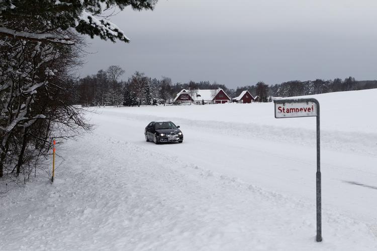 Opklaring. Mange veje er stadig lukket af sne på Bornholm. Men flere dages ophold i nedbør kan give mulighed for at få ryddet rigtigt meget sne af vejen. 