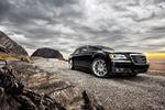 Tvilling. Her står den nye Chrysler 300 - eller er det Lancia 300? Kun små designdetaljer adskiller de to biler. 