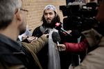 Uskyldig. Broren til den 26-årige løsladte men stadig sigtede herboende iraker var mødt op til terrorsagen i byretten i Glostrup. 