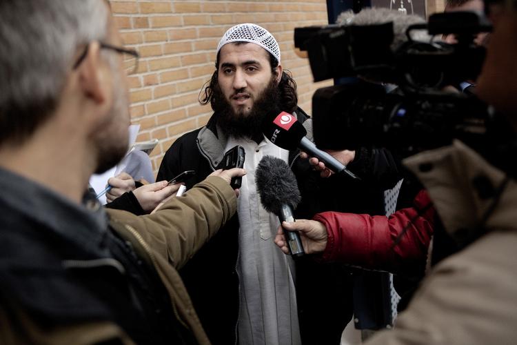 Uskyldig. Broren til den 26-årige løsladte men stadig sigtede herboende iraker var mødt op til terrorsagen i byretten i Glostrup. 