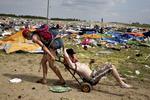 Slut. Roskilde Festival er slut, og nogle af de sidste gæster er ved at tage hjem. 
