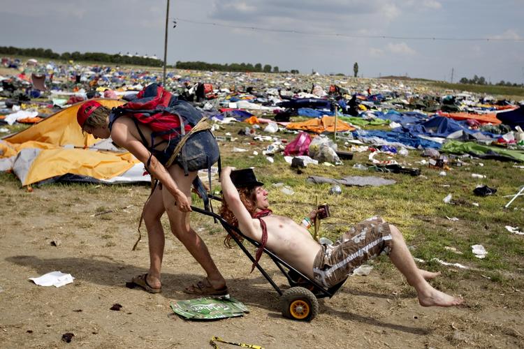 Slut. Roskilde Festival er slut, og nogle af de sidste gæster er ved at tage hjem. 