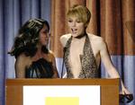FILMPRIS. Hovedrolleindehaverne fra 'Bedre end Beckham', Parminder Nagra og Keira Knightly, ved prisoverrækkelse i Hollywood. 