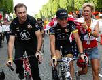 stunt. Det kostede dyrt for Lance Armstrongs cykelchef Johan Bruyneel (tv), at holdet stillede op med trøjer, som gik imod cykelforbundets reglement. 