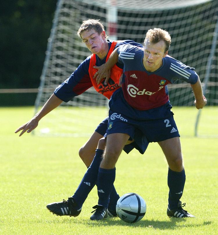 old-boys. Ole Bjur ses her i træning i 2004, før de gamle drenge i Brøndby skulle på banen i en Uefa Cup-kamp på grund af spillerstrejke. 