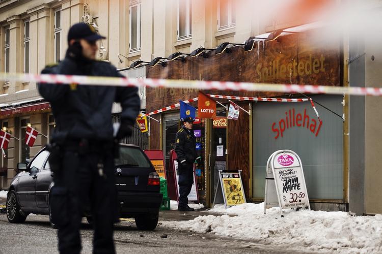Drab. Den 25-årige mand, der er anholdt og sigtet for drabsforsøg efter at have skudt en 28-årig mand i dag på Vesterbro, vil blive sigtet for drab. Skudofferet overlever næppe natten, oplyser politiet. 