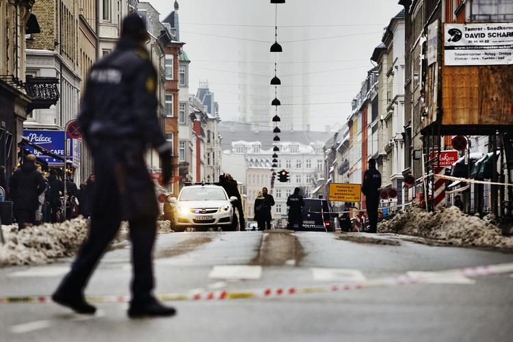 Afdød. Den 28-årige mand, der i dag ved 13-tiden blev skudt på Frederiksberg Allé er her til aften afgået ved døden efter lægerne vurderede, at han ikke kunne overleve efter flere skud. 