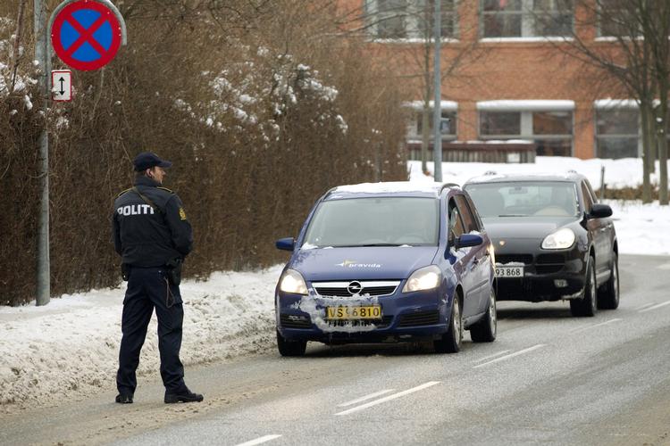 Terrorsag. Politiet stopper biler, mens de anholdte køres væk fra Retten i Glostrup. 