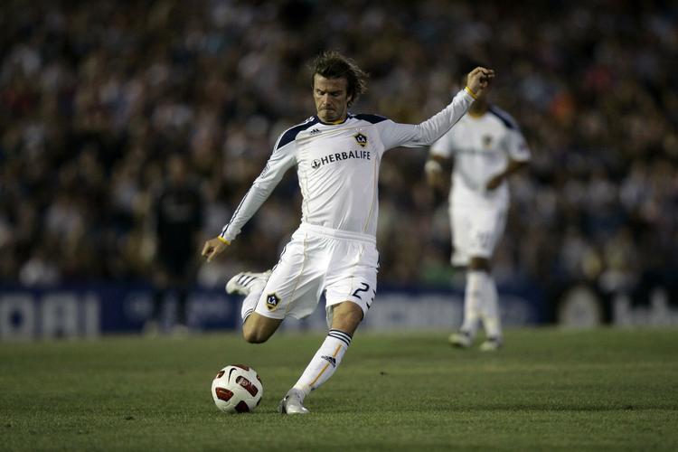 dødbold. David Beckham har et år tilbage af kontrakten med LA Galaxy, men vil gerne fortsætte længere i fodbold. 