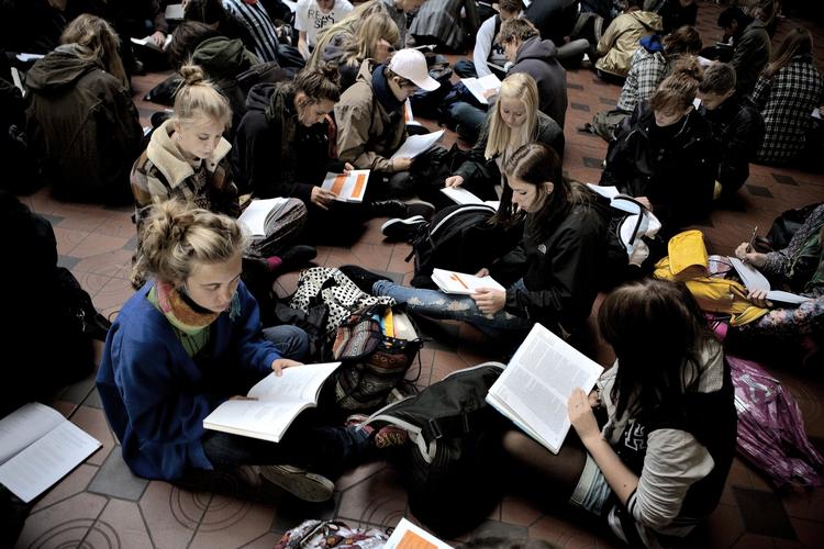 Studerende. Det er ikke alle unge, som dem her, der studerer, selv om de er tilmeldt en uddannnelse. Disse mødtes sidste år på hovedbanegården i København for at lave en flashmob-aktion mod forringelser af deres studier. 