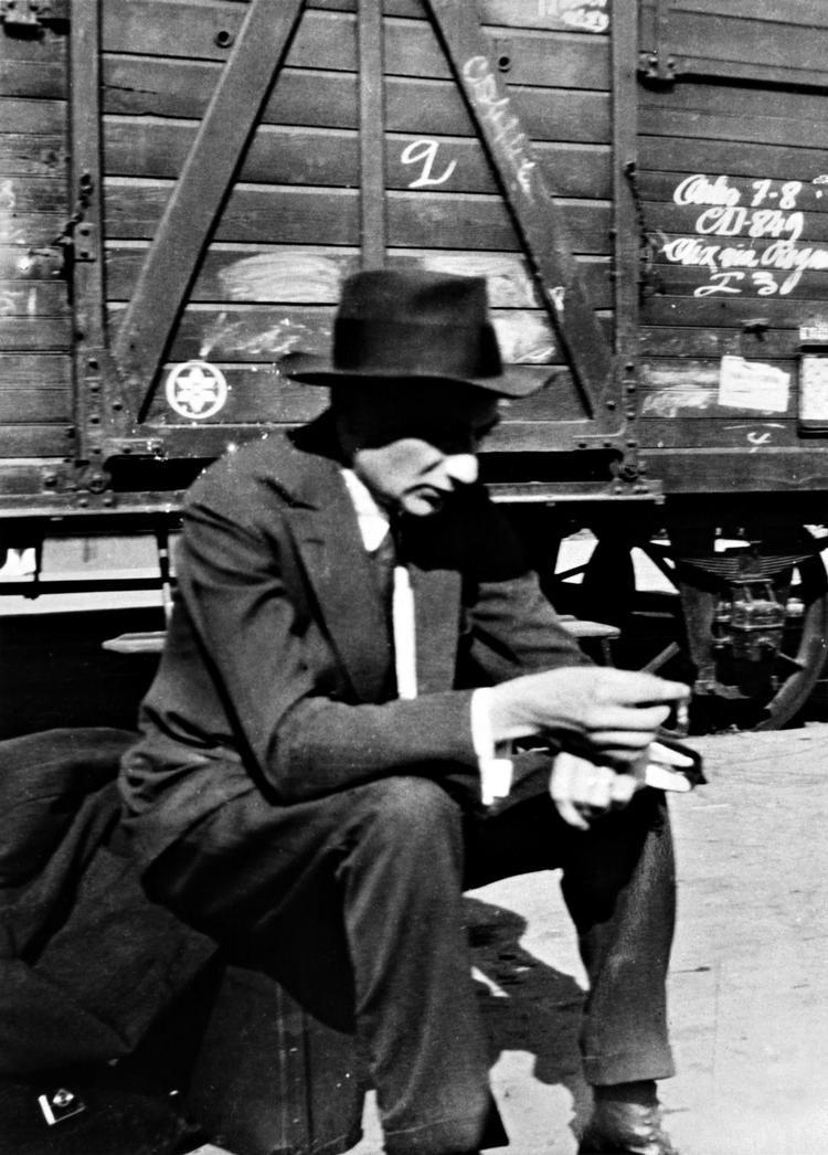 REJSENDE. Joseph Roth fotograferet i 1926 under en rejse i Frankrig. 