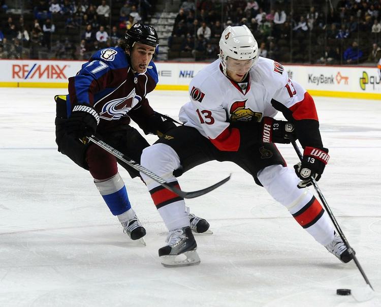 vellønnet. Peter Regin (th) holder en modstander fra livet i en kamp for Ottawa Senators i midten af december. 