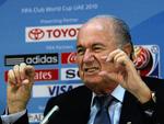 valgkamp. Den 75-årige præsident i Fifa, Sepp Blatter, bejler til kvinderne i et forsøg på at blive genvalgt. 