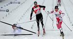 snævert. Vinder Emil Jönsson fra Sverige er faldet efter passge af målstregen, mens Devon Kershaw fra Canada (th) misser muligheden for at komme i front i Tour de Ski. 