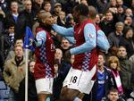 fight. Aston Villas Ashley Young (tv) kræver Chelseas flag efter spilleren har scoret på straffespark i en kamp med en vanvittig afslutning. 