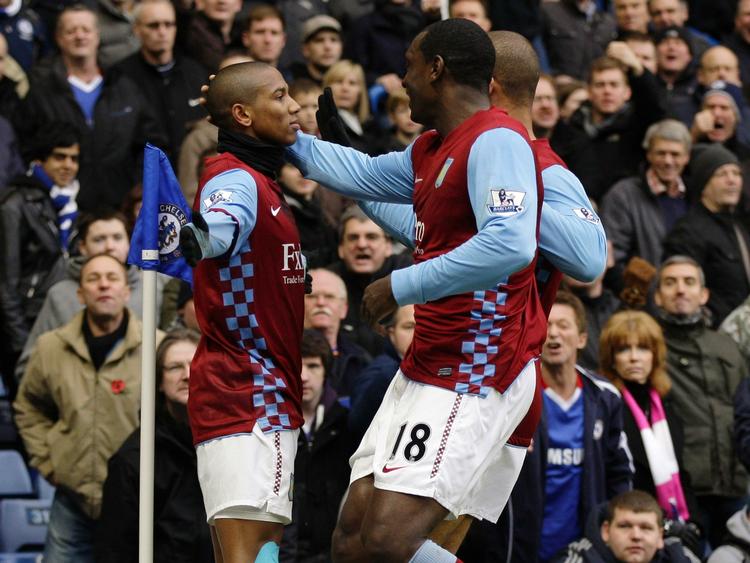 fight. Aston Villas Ashley Young (tv) kræver Chelseas flag efter spilleren har scoret på straffespark i en kamp med en vanvittig afslutning. 