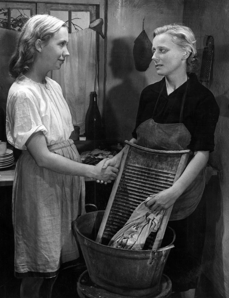 Tove Maës og Karen Lykkehus som Ditte og Sørine i Bjarne Henning-Jensens 'Ditte Menneskebarn' fra 1946. 