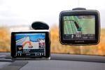 Lavpris. Prisen er helt i bund på de mindste gps'er - f.eks. 444 kroner for TomTom Start (t.v.). Billigste Navigon (i stil med apparatet til venstre) fås fra 739 kroner. 