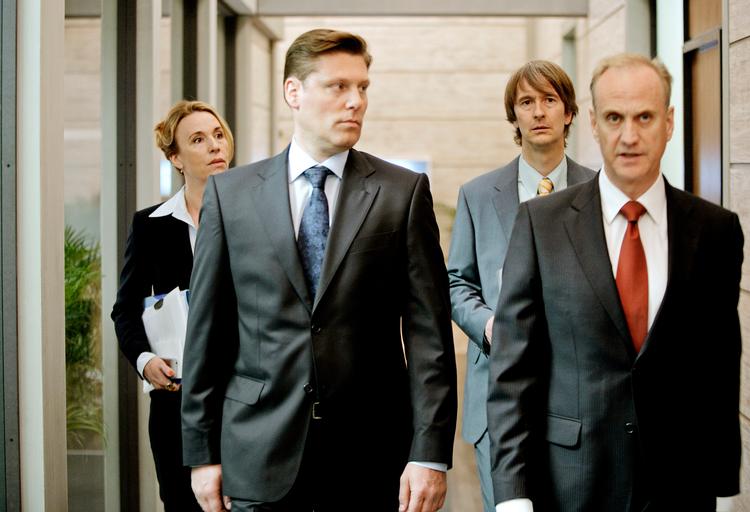 Kontoret. På sit arbejde er Lykke omgivet af talende jakkesæt, der ikke altid er lige forstående over for hendes virketrang. 