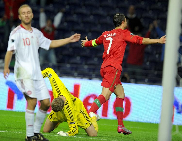 dedikeret. Danmarks Anders Lindegaard ærgrer sig over, at Cristiano Ronaldo fik lov til at score i EM-kvalifikationskampen i oktober. 