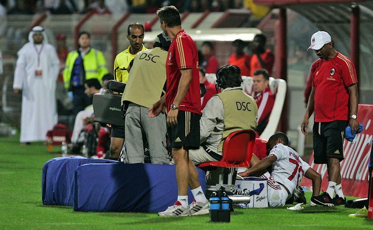 uheldig. Robinho (liggende til højre) modtager behandling efter et sammenstød med et kamera under en kamp for Milan i Dubai. 