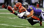 stålsat. Baltimore Ravens Chris Carr (th) stopper Cincinnati Bengals hurtige mand Jerome Simpson. 
