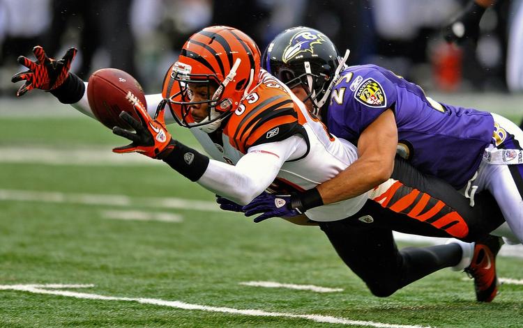 stålsat. Baltimore Ravens Chris Carr (th) stopper Cincinnati Bengals hurtige mand Jerome Simpson. 