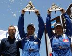 anklaget. Den danske team-leder for Volkswagens Dakar-hold, Kris Nissen (tv) jubler med de to kørere, som vandt i 2010-versionen af løbet. 
