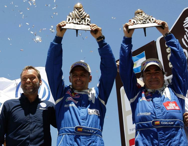 anklaget. Den danske team-leder for Volkswagens Dakar-hold, Kris Nissen (tv) jubler med de to kørere, som vandt i 2010-versionen af løbet. 