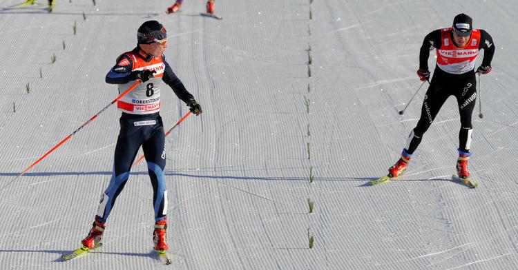 skiatlon. Dagens vinder, Matti Heikkinen fra Finland, ser sig tilbage mod Dario Cologna fra Schweiz, som samlet fører Tour de Ski. 