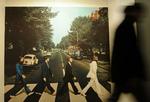 Ophængt. Coveret fra 'Abbey Road' i stor størrelse på Beatlesmuseet i Berlin. 