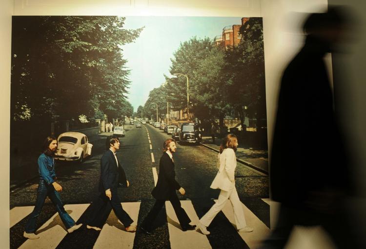 Ophængt. Coveret fra 'Abbey Road' i stor størrelse på Beatlesmuseet i Berlin. 