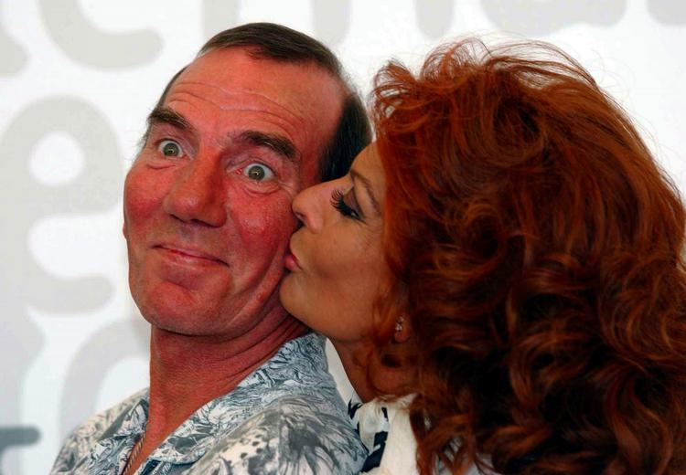 KARRIERE. Skuespilleren Pete Postlethwaite er død efter lang tids kamp mod en kræftsygdom. Han ses her sammen med skuespilleren Sophia Loren. 