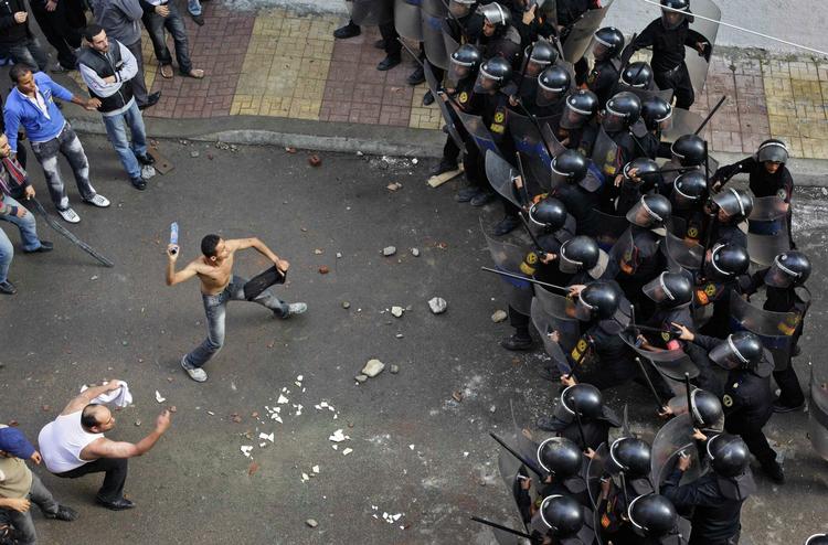 PROTEST. Vrede koptere står over for egyptisk politi under demonstration mod terrorangreb og diskrimination af det kristne mindretal i Egypten. 