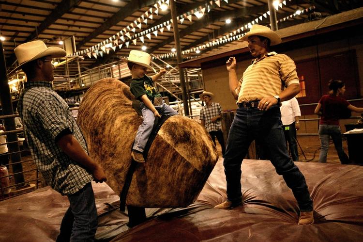 Vokseværk. Texas er blandt de fem hurtigst voksende stater i USA. Her er det cowboys ved rodeobanen Fort Bend Fair i Rosenberg i Texas.. 