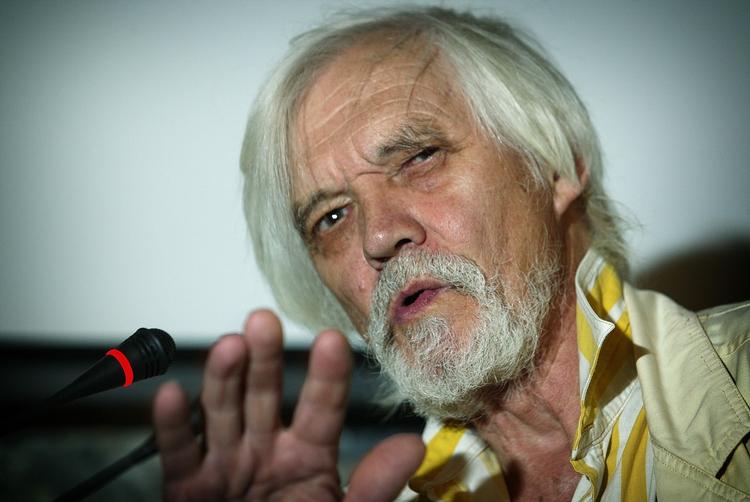 FORSVUNDET. Politiet har stadig ikke fundet spor efter den 83-årige skuespiller Per Oscarsson og hans kone, som man frygter er omkommet, da deres hus i går brændte ned. 