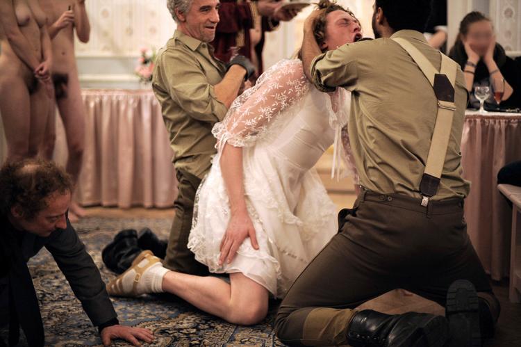 VOLDSORGIE. En brud var gefundenes fressen i perversionernes hus, Villa Salò. Her var det ikke bare de militante vagter, der gik langt over grænsen for moral  og menneskelighed. Et signal fra den  internationalt berygtede performancegruppe Signa om at mørket er over os. 