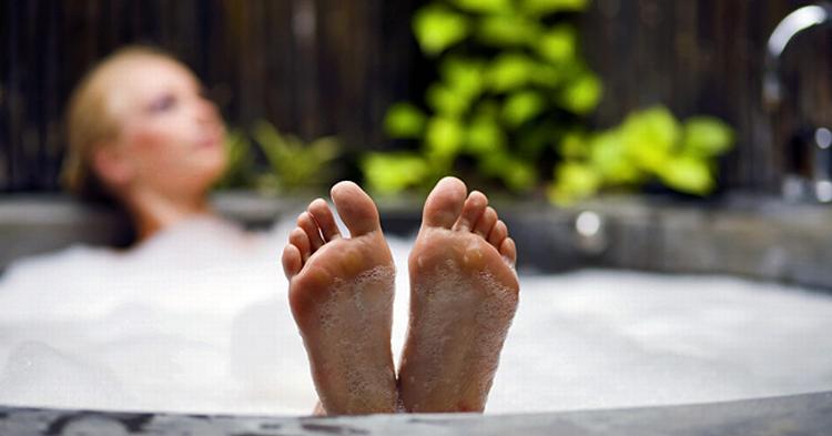 SELVFORKÆLELSE. Smæk benene op og kobl af med en omgang wellness. 