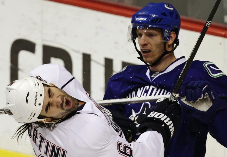 mål. Jannik Hansen (th) har haft en god periode med Vancouver Canucks, som nu fører rækken. 