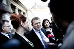 Forsvarsminister. Beskæftigelsesminister Inger Støjberg forsvarer sin statsmininster, efter at han er blevet beskyldt for vildledning ved at sige, at efterlønnere er som alle danskere, skønt deres dødelighed er større. 