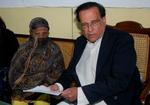 Skudt. Salman Taseer fotograferet i november, mens han talte med den kristne pakistanske kvinde, Asia Bibi, der var blevet dømt til døden for blasfemi. 